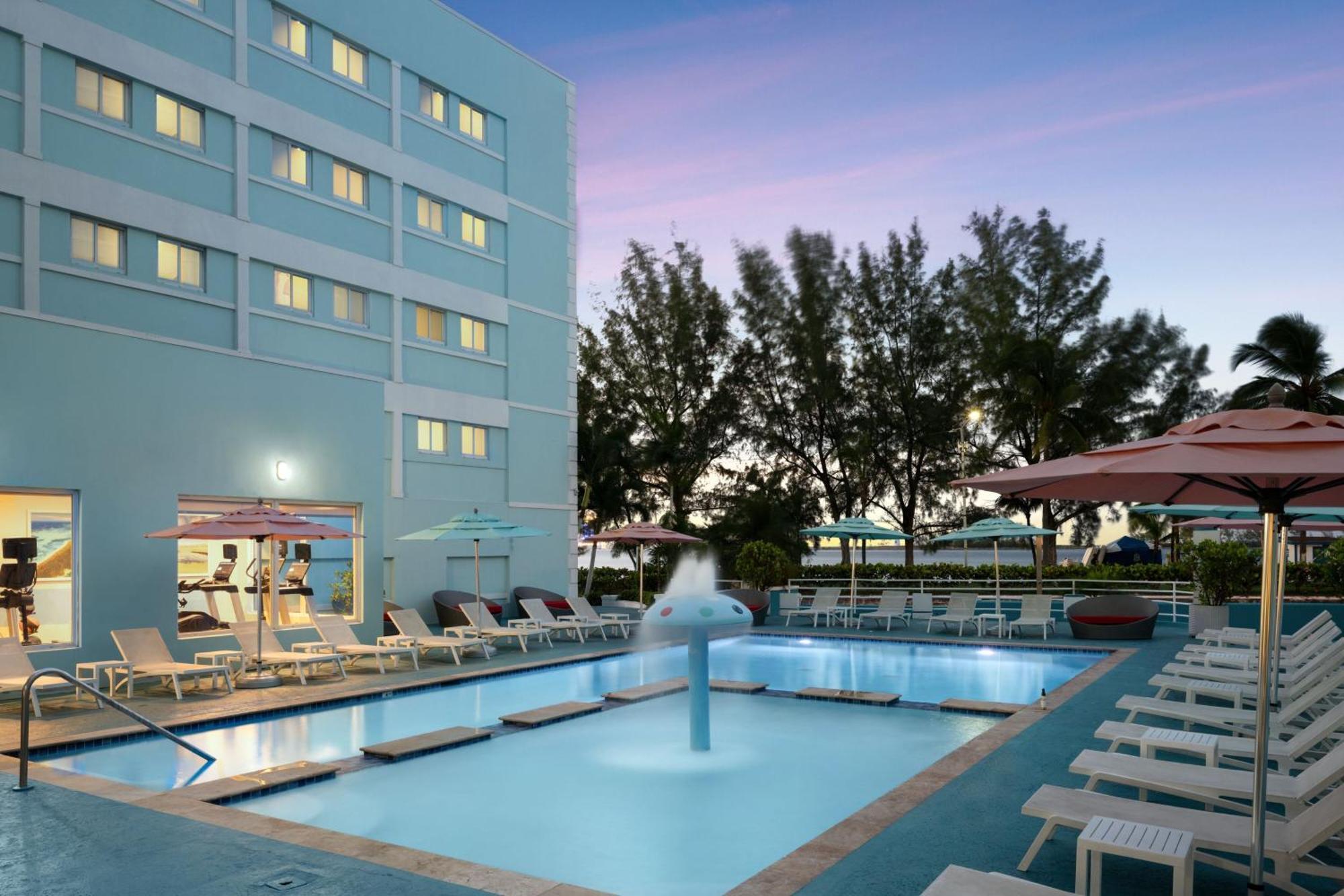 Courtyard By Marriott Nassau Downtown/Junkanoo Beach Экстерьер фото