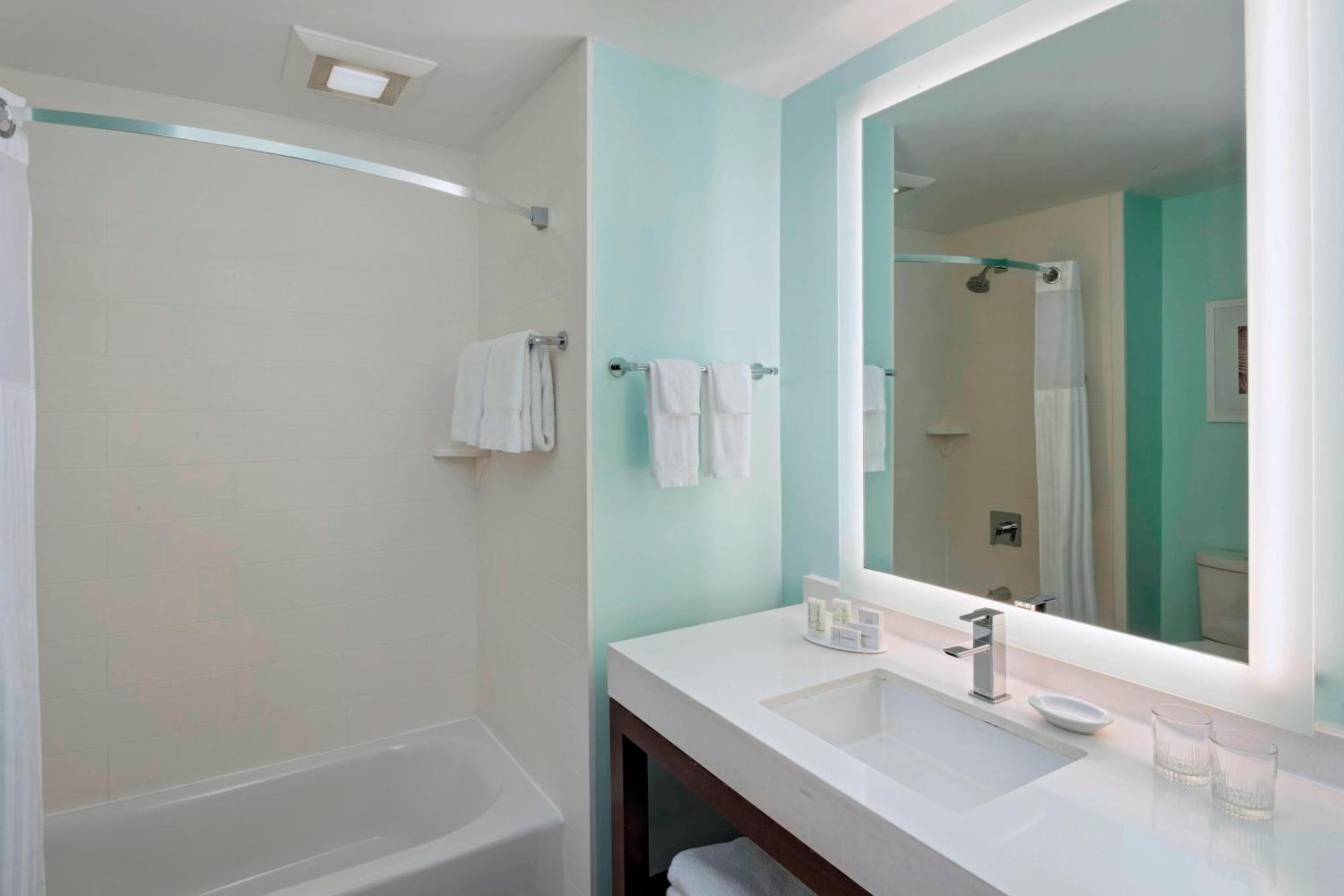 Courtyard By Marriott Nassau Downtown/Junkanoo Beach Экстерьер фото