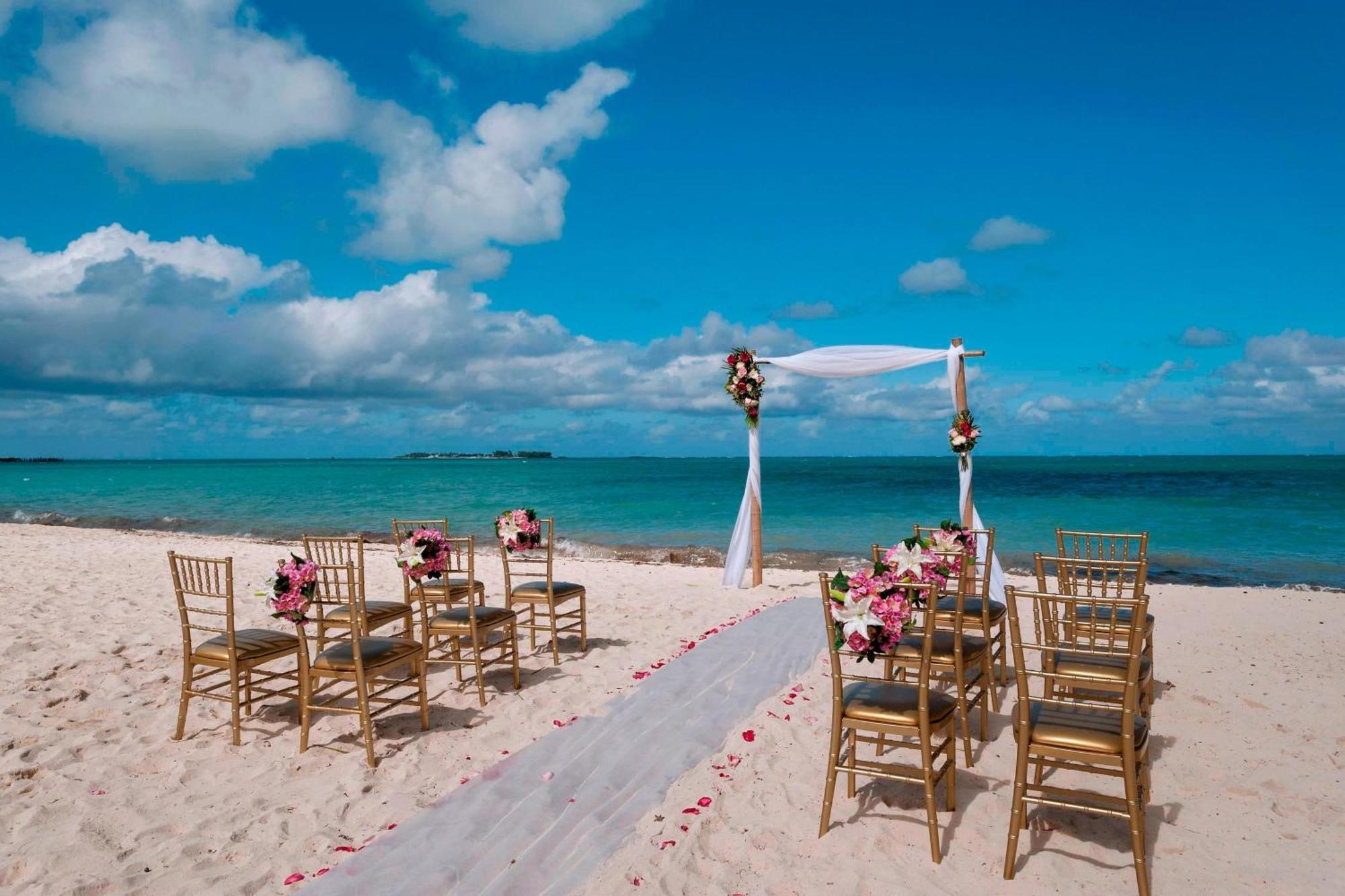Courtyard By Marriott Nassau Downtown/Junkanoo Beach Экстерьер фото